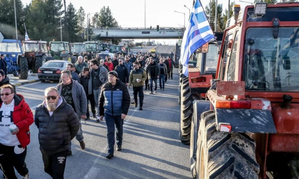 Δεν κάνουν βήμα πίσω οι αγρότες! Έκλεισαν την παλαιά Εθνική Αθηνών- Πατρών
